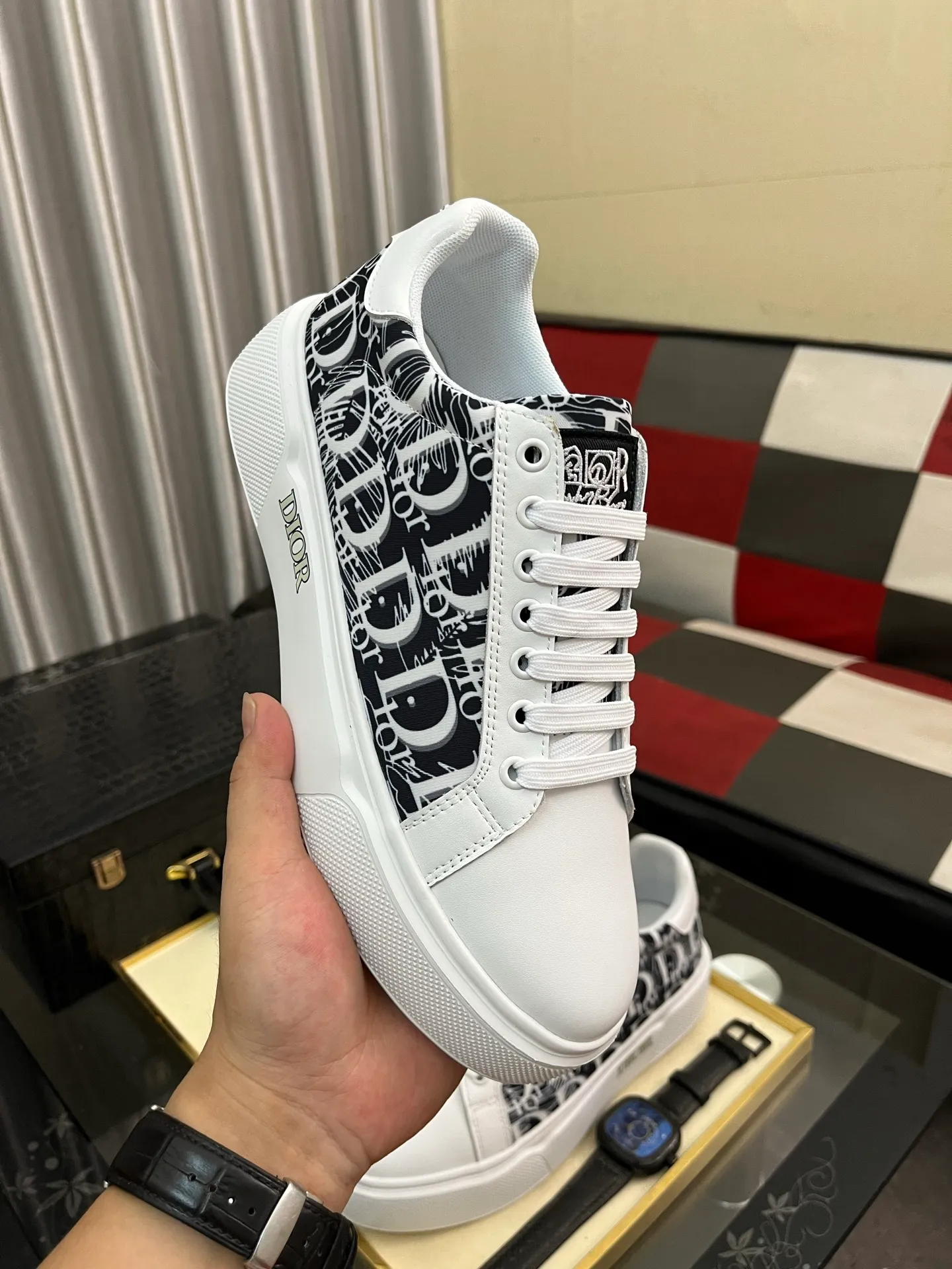 Men's shoes 💰440⌚️⌚️Dior's new 🆕low-cut casual sneakers, made of breathable mesh, with brand signature details on the shoe collar to enhance style. Fashionable and versatile, it can complement any look. With a sophisticated design that is both dynamic and modern, this new must-have shoe adds a new dimension to Dior's legacy, displaying modern elegance. Men's shoes 38-44 2️⃣ colors available